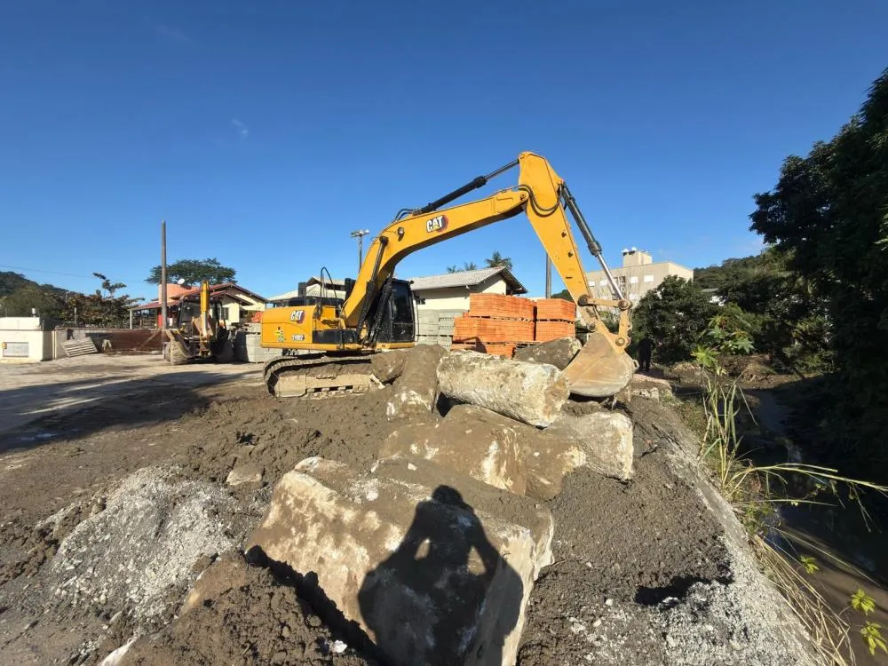 Prefeitura de Itapema realiza obra preventiva para proteger margem de rio no bairro Ilhota