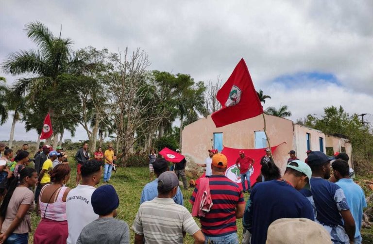Iniciaram as invasões de terra pelo Brasil ,MST invade fazendas na Bahia após a eleição de Lula