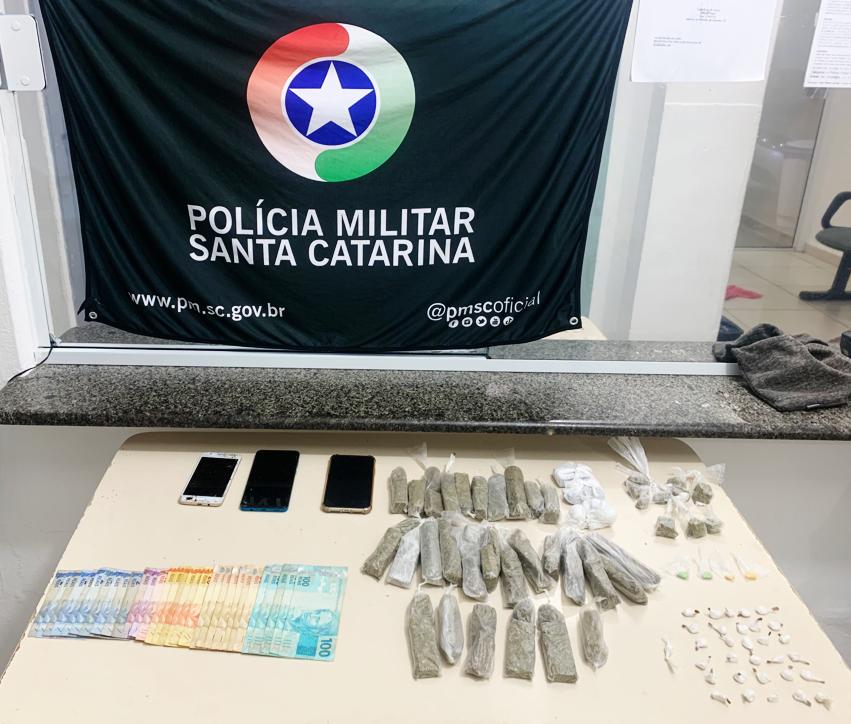 A guarnição do TÁTICO prende traficante na orla da praia do centro